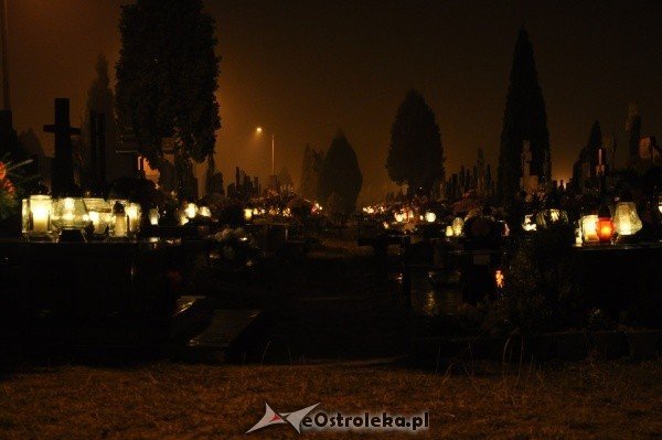 Ostrołęcki cmentarz nocą [31.X.2011] - zdjęcie #9 - eOstroleka.pl