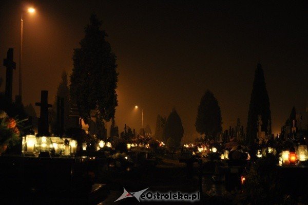 Ostrołęcki cmentarz nocą [31.X.2011] - zdjęcie #10 - eOstroleka.pl