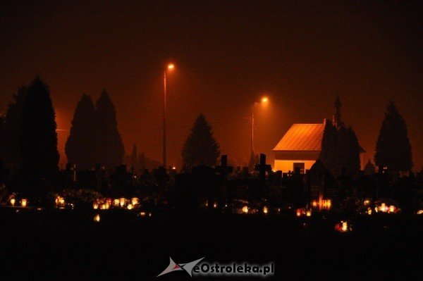 Ostrołęcki cmentarz nocą [31.X.2011] - zdjęcie #13 - eOstroleka.pl