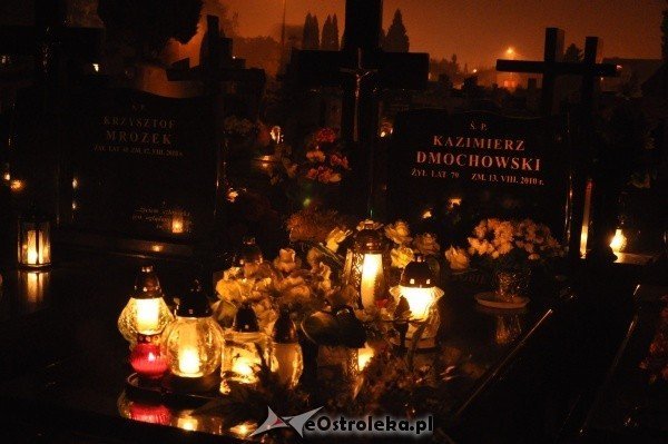 Ostrołęcki cmentarz nocą [31.X.2011] - zdjęcie #14 - eOstroleka.pl