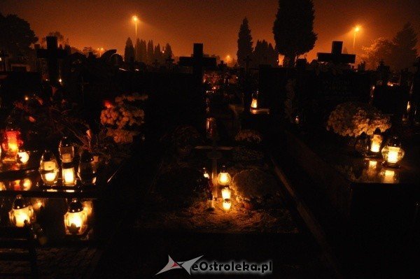 Ostrołęcki cmentarz nocą [31.X.2011] - zdjęcie #15 - eOstroleka.pl