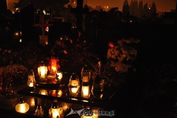 Ostrołęcki cmentarz nocą [31.X.2011] - zdjęcie #17 - eOstroleka.pl