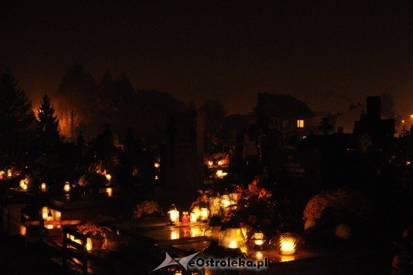 Ostrołęcki cmentarz nocą [31.X.2011] - zdjęcie #18 - eOstroleka.pl