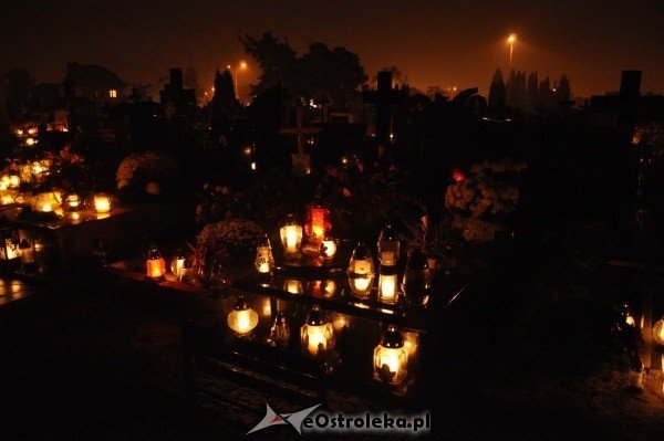 Ostrołęcki cmentarz nocą [31.X.2011] - zdjęcie #21 - eOstroleka.pl
