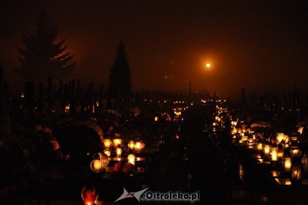 Ostrołęcki cmentarz nocą [31.X.2011] - zdjęcie #23 - eOstroleka.pl
