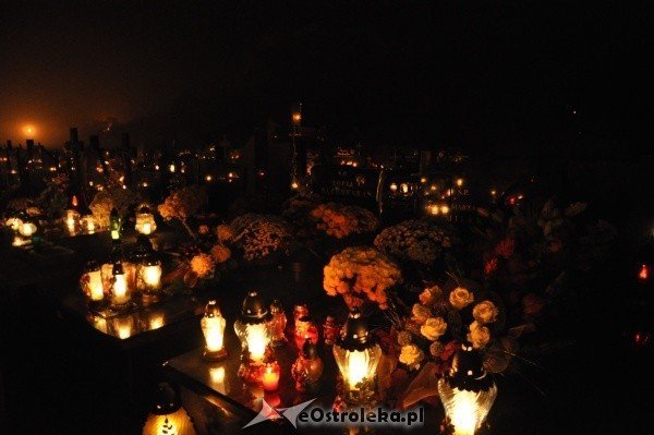 Ostrołęcki cmentarz nocą [31.X.2011] - zdjęcie #28 - eOstroleka.pl