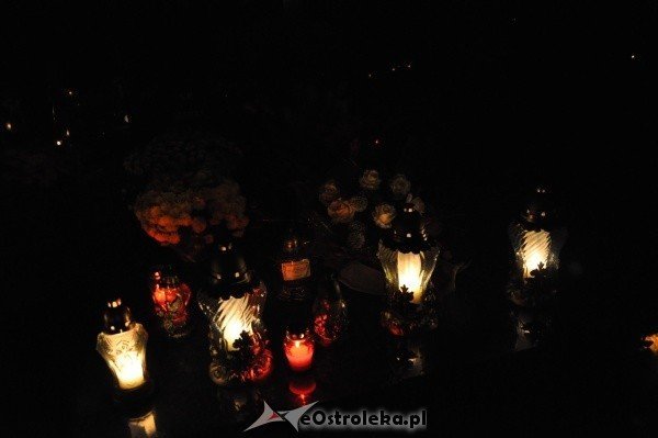 Ostrołęcki cmentarz nocą [31.X.2011] - zdjęcie #26 - eOstroleka.pl