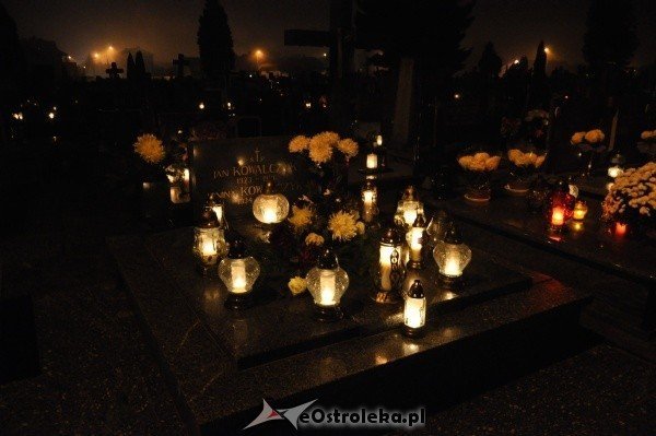 Ostrołęcki cmentarz nocą [31.X.2011] - zdjęcie #27 - eOstroleka.pl
