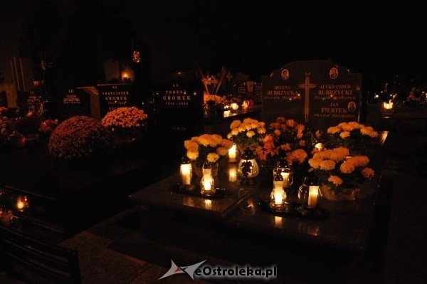 Ostrołęcki cmentarz nocą [31.X.2011] - zdjęcie #28 - eOstroleka.pl