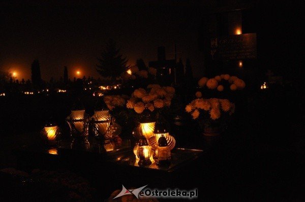 Ostrołęcki cmentarz nocą [31.X.2011] - zdjęcie #31 - eOstroleka.pl