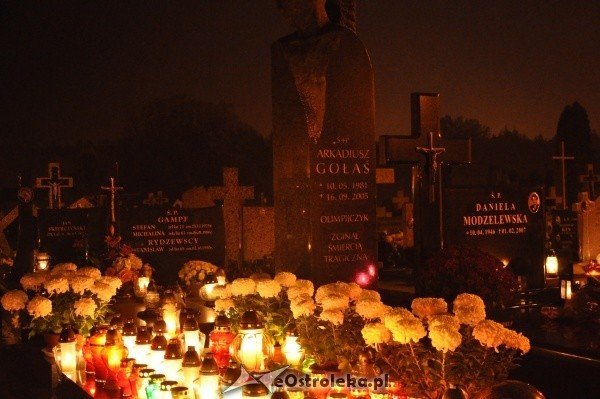 Ostrołęcki cmentarz nocą [31.X.2011] - zdjęcie #35 - eOstroleka.pl