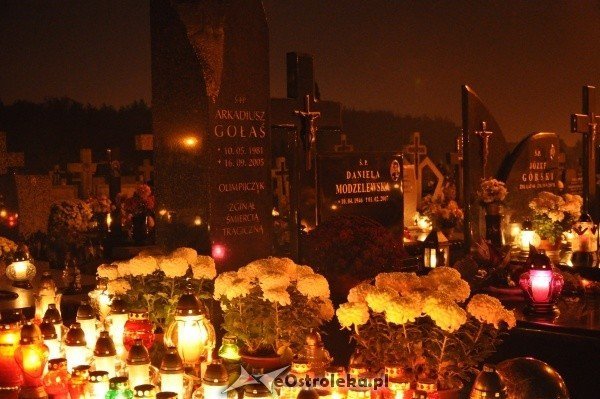 Ostrołęcki cmentarz nocą [31.X.2011] - zdjęcie #36 - eOstroleka.pl