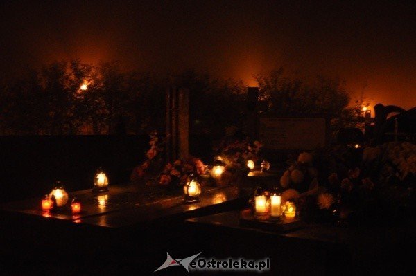 Ostrołęcki cmentarz nocą [31.X.2011] - zdjęcie #37 - eOstroleka.pl