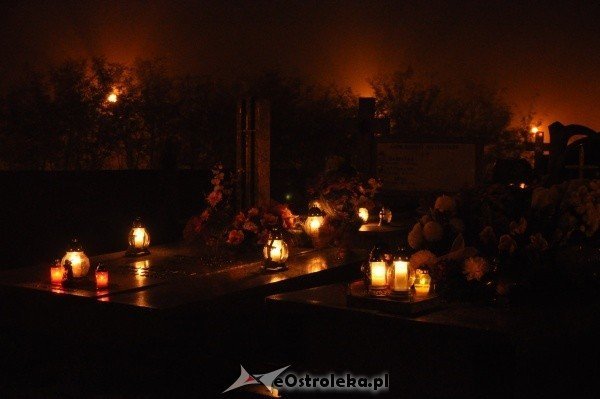 Ostrołęcki cmentarz nocą [31.X.2011] - zdjęcie #38 - eOstroleka.pl