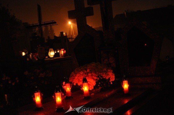 Ostrołęcki cmentarz nocą [31.X.2011] - zdjęcie #39 - eOstroleka.pl