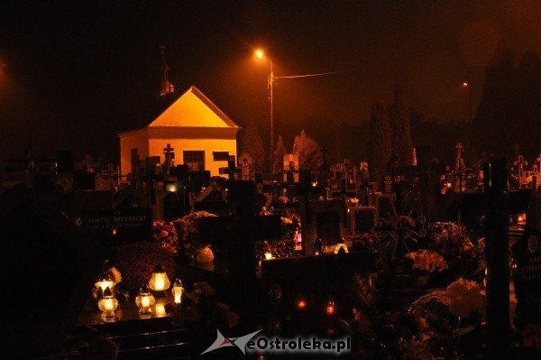 Ostrołęcki cmentarz nocą [31.X.2011] - zdjęcie #12 - eOstroleka.pl