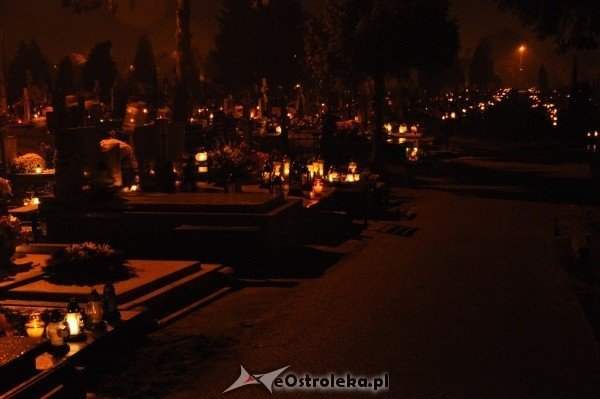 Ostrołęcki cmentarz nocą [31.X.2011] - zdjęcie #42 - eOstroleka.pl