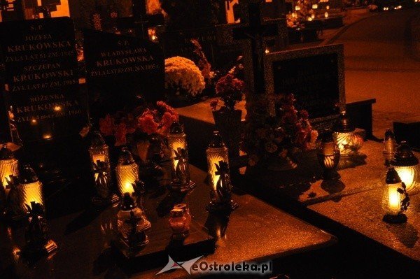 Ostrołęcki cmentarz nocą [31.X.2011] - zdjęcie #9 - eOstroleka.pl