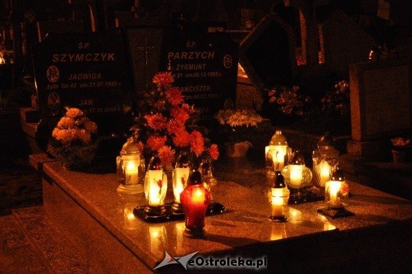 Ostrołęcki cmentarz nocą [31.X.2011] - zdjęcie #8 - eOstroleka.pl
