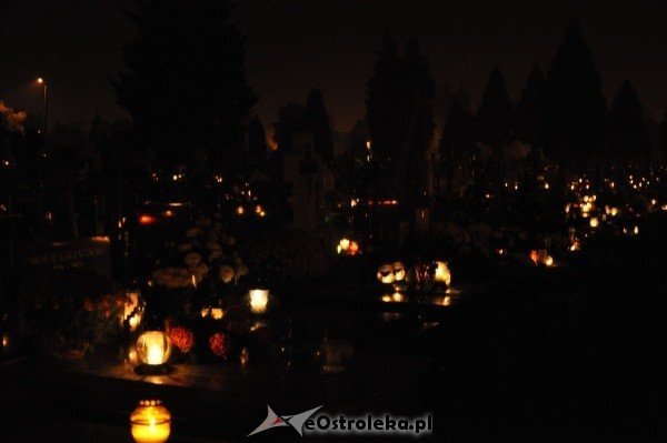 Ostrołęcki cmentarz nocą [31.X.2011] - zdjęcie #46 - eOstroleka.pl
