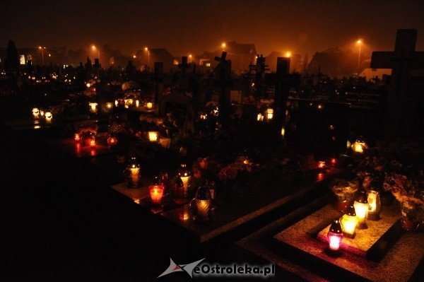 Ostrołęcki cmentarz nocą [31.X.2011] - zdjęcie #47 - eOstroleka.pl
