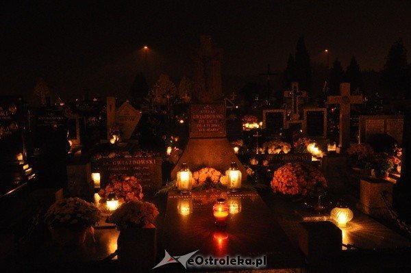 Ostrołęcki cmentarz nocą [31.X.2011] - zdjęcie #48 - eOstroleka.pl