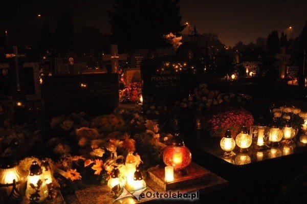 Ostrołęcki cmentarz nocą [31.X.2011] - zdjęcie #3 - eOstroleka.pl