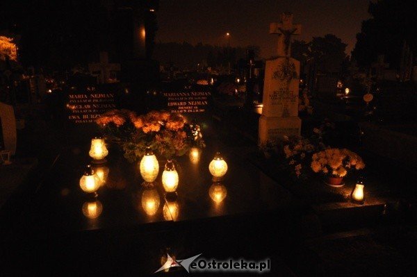Ostrołęcki cmentarz nocą [31.X.2011] - zdjęcie #50 - eOstroleka.pl
