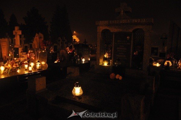 Ostrołęcki cmentarz nocą [31.X.2011] - zdjęcie #51 - eOstroleka.pl