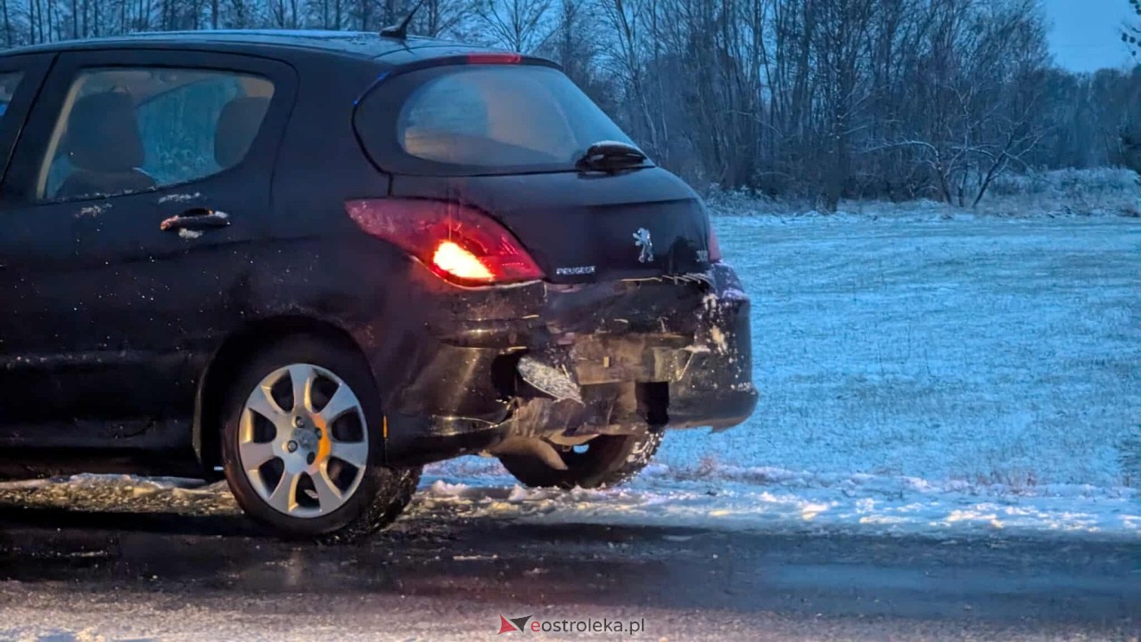 Trudne warunki na drogach - kolizja w Rzekuniu [23.11.2025] - zdjęcie #12 - eOstroleka.pl
