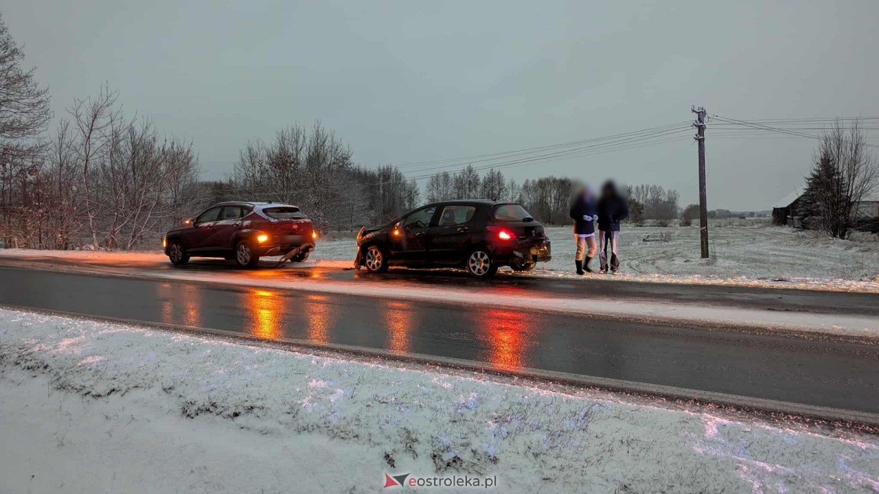Trudne warunki na drogach - kolizja w Rzekuniu [23.11.2025] - zdjęcie #11 - eOstroleka.pl