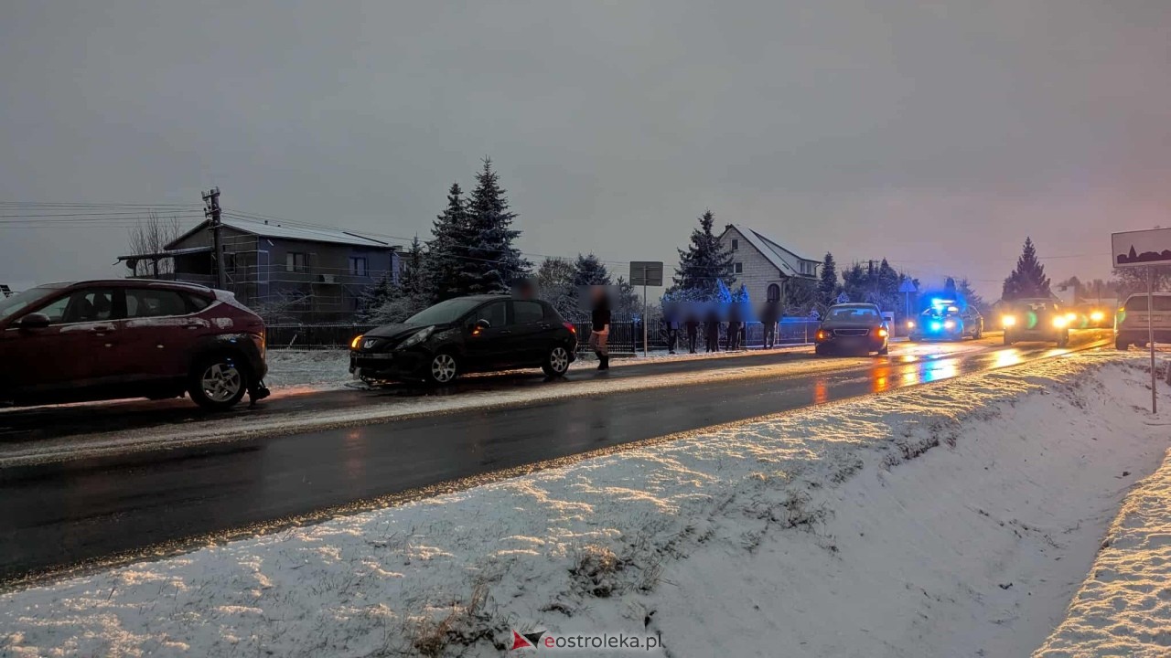 Trudne warunki na drogach - kolizja w Rzekuniu [23.11.2025] - zdjęcie #10 - eOstroleka.pl