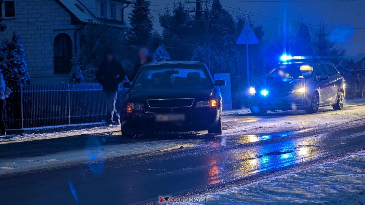 Trudne warunki na drogach - kolizja w Rzekuniu [23.11.2025] - zdjęcie #7 - eOstroleka.pl