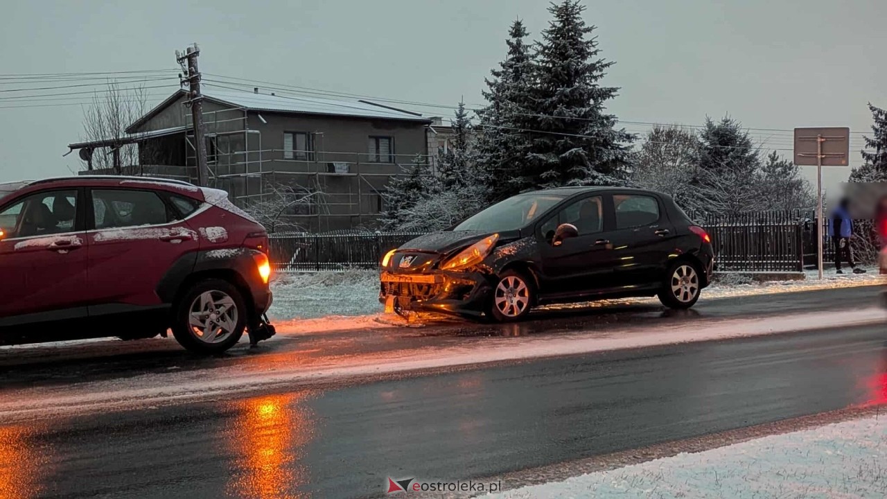 Trudne warunki na drogach - kolizja w Rzekuniu [23.11.2025] - zdjęcie #6 - eOstroleka.pl