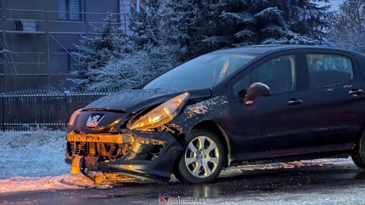 Trudne warunki na drogach - kolizja w Rzekuniu [23.11.2025] - zdjęcie #5 - eOstroleka.pl