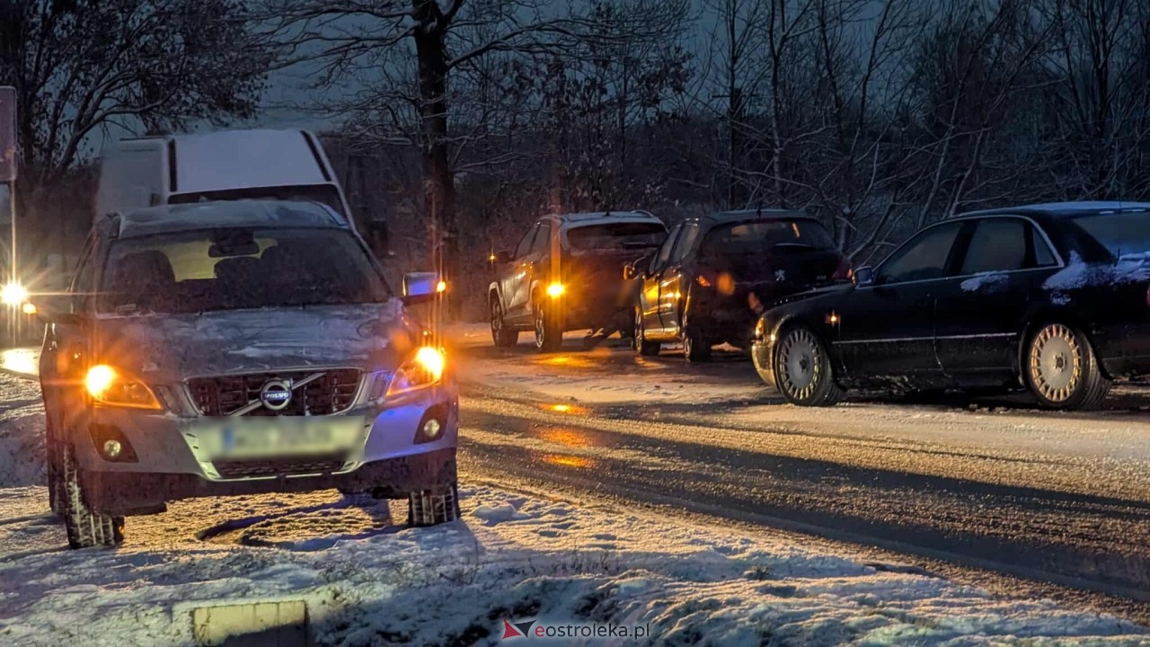 Trudne warunki na drogach - kolizja w Rzekuniu [23.11.2025] - zdjęcie #4 - eOstroleka.pl