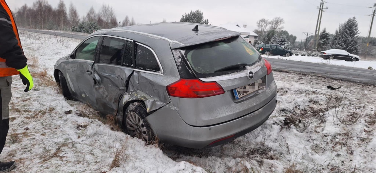 Wypadek w Zabrodziu na DK-53 [24.11.2025] - zdjęcie #9 - eOstroleka.pl