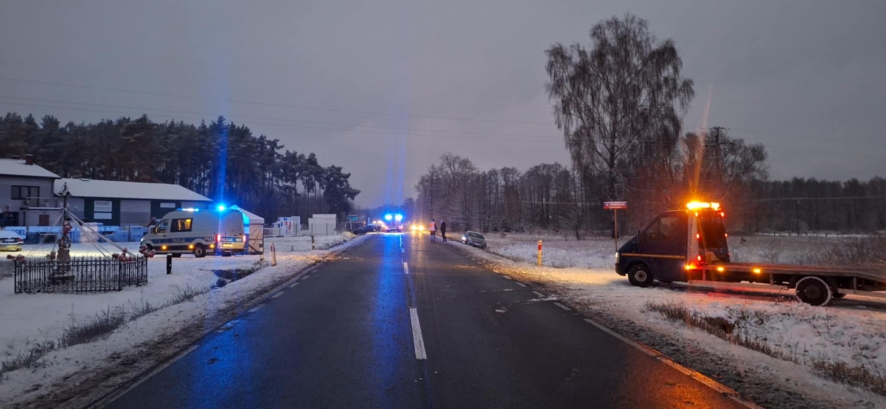 Wypadek w Zabrodziu na DK-53 [24.11.2025] - zdjęcie #8 - eOstroleka.pl