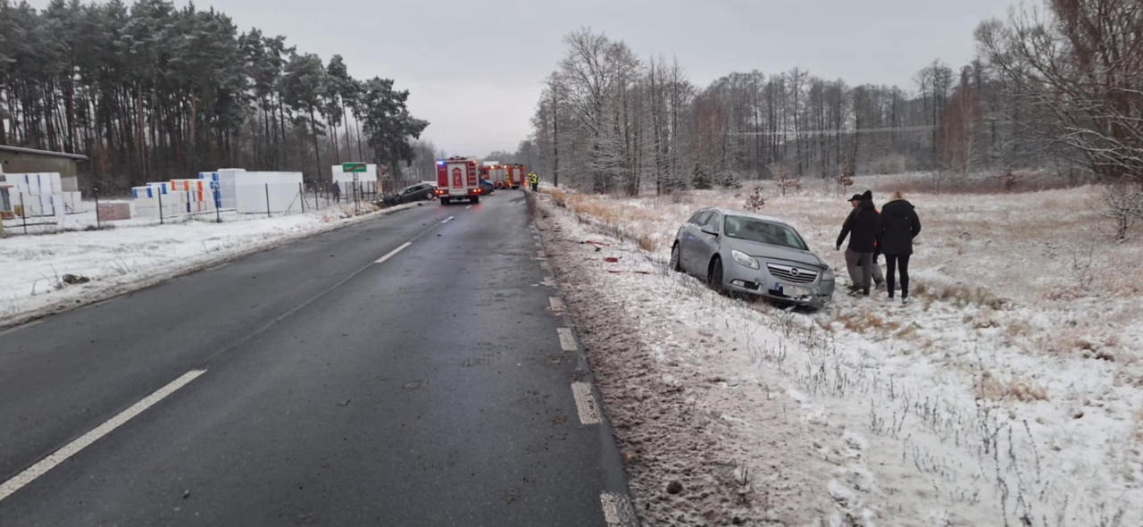 Wypadek w Zabrodziu na DK-53 [24.11.2025] - zdjęcie #7 - eOstroleka.pl