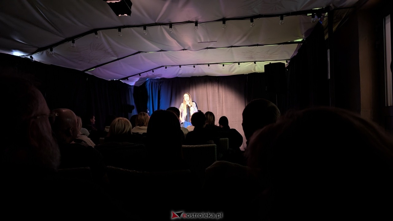 Rozbawiona Ostrołęka! Aleksandra Radomska rozgrzała publiczność w Łubudu! [23.11.2025] - zdjęcie #13 - eOstroleka.pl