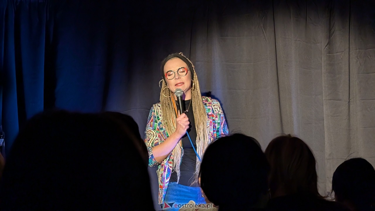 Rozbawiona Ostrołęka! Aleksandra Radomska rozgrzała publiczność w Łubudu! [23.11.2025] - zdjęcie #12 - eOstroleka.pl