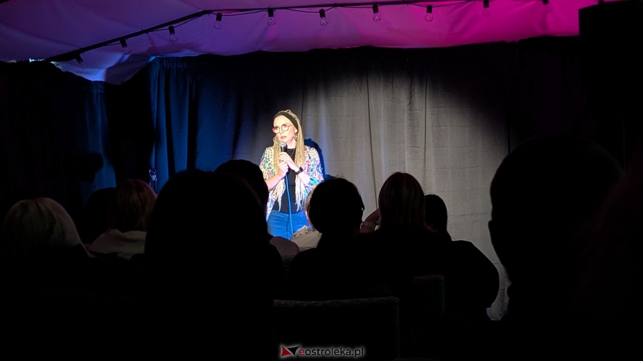 Rozbawiona Ostrołęka! Aleksandra Radomska rozgrzała publiczność w Łubudu! [23.11.2025] - zdjęcie #8 - eOstroleka.pl