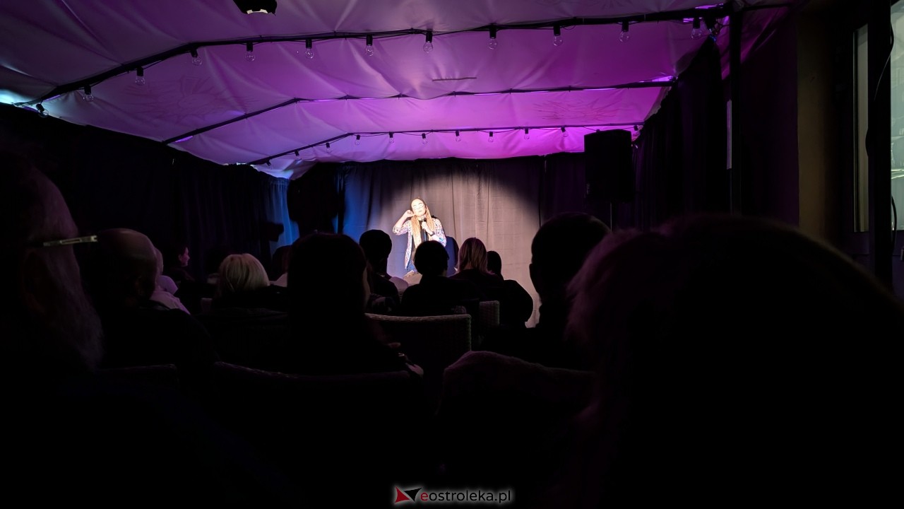 Rozbawiona Ostrołęka! Aleksandra Radomska rozgrzała publiczność w Łubudu! [23.11.2025] - zdjęcie #7 - eOstroleka.pl