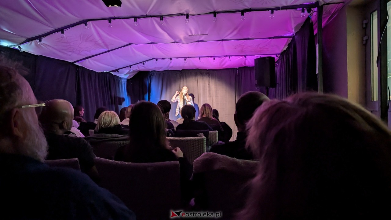 Rozbawiona Ostrołęka! Aleksandra Radomska rozgrzała publiczność w Łubudu! [23.11.2025] - zdjęcie #6 - eOstroleka.pl