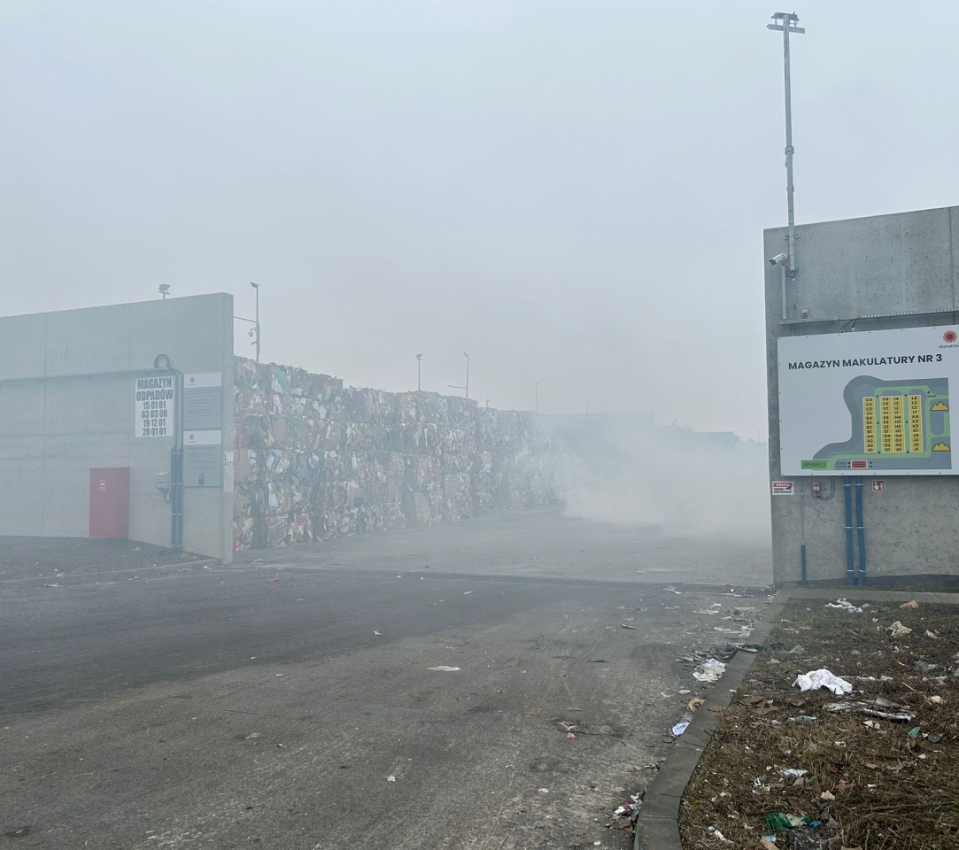 Dramat w Stora Enso! Zapłonęło 500 ton makulatury. Co robili strażacy? [19.11.2025] - zdjęcie #2 - eOstroleka.pl