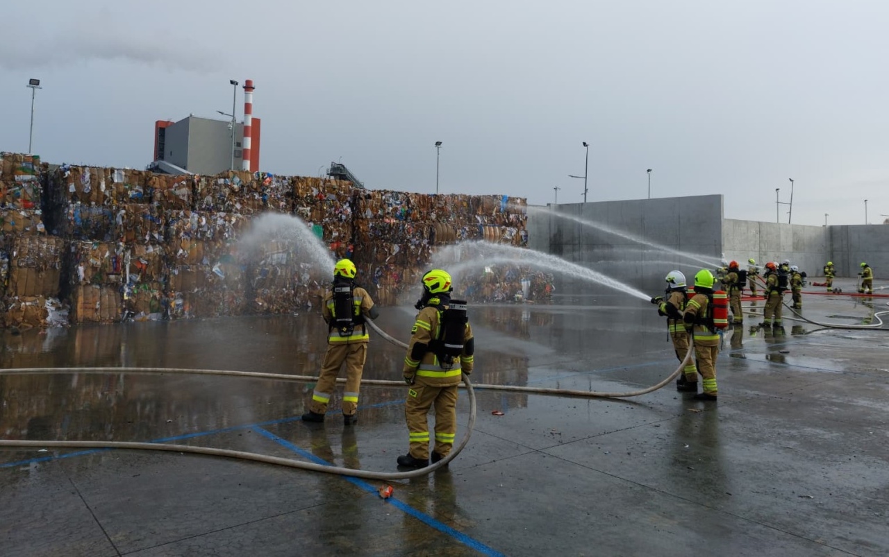 Dramat w Stora Enso! Zapłonęło 500 ton makulatury. Co robili strażacy? [19.11.2025] - zdjęcie #1 - eOstroleka.pl