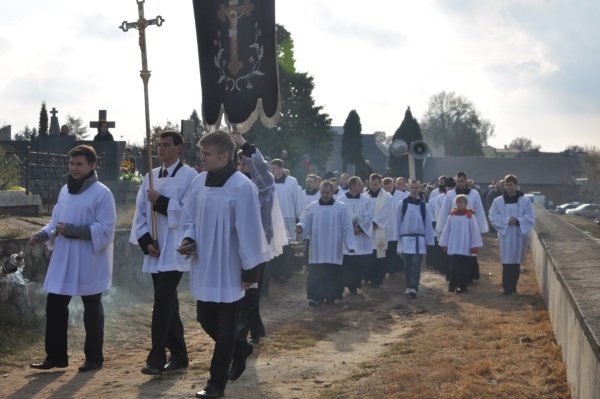 Wszystkich Swiętych: Kilkaset osób wzięło udział w procesji [1.XI.2011] - zdjęcie #1 - eOstroleka.pl