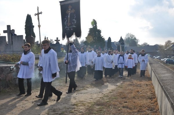 Wszystkich Swiętych: Kilkaset osób wzięło udział w procesji [1.XI.2011] - zdjęcie #2 - eOstroleka.pl
