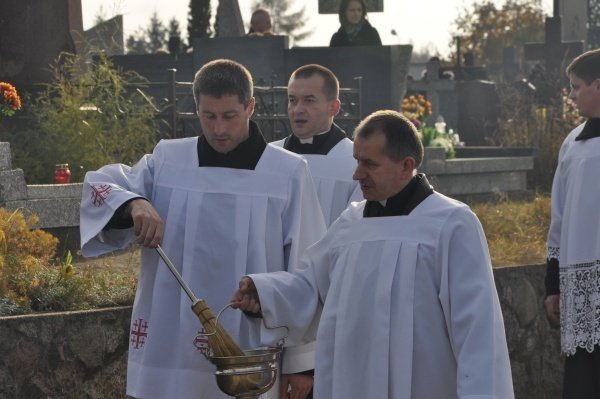 Wszystkich Swiętych: Kilkaset osób wzięło udział w procesji [1.XI.2011] - zdjęcie #3 - eOstroleka.pl