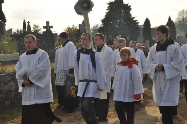 Wszystkich Swiętych: Kilkaset osób wzięło udział w procesji [1.XI.2011] - zdjęcie #4 - eOstroleka.pl